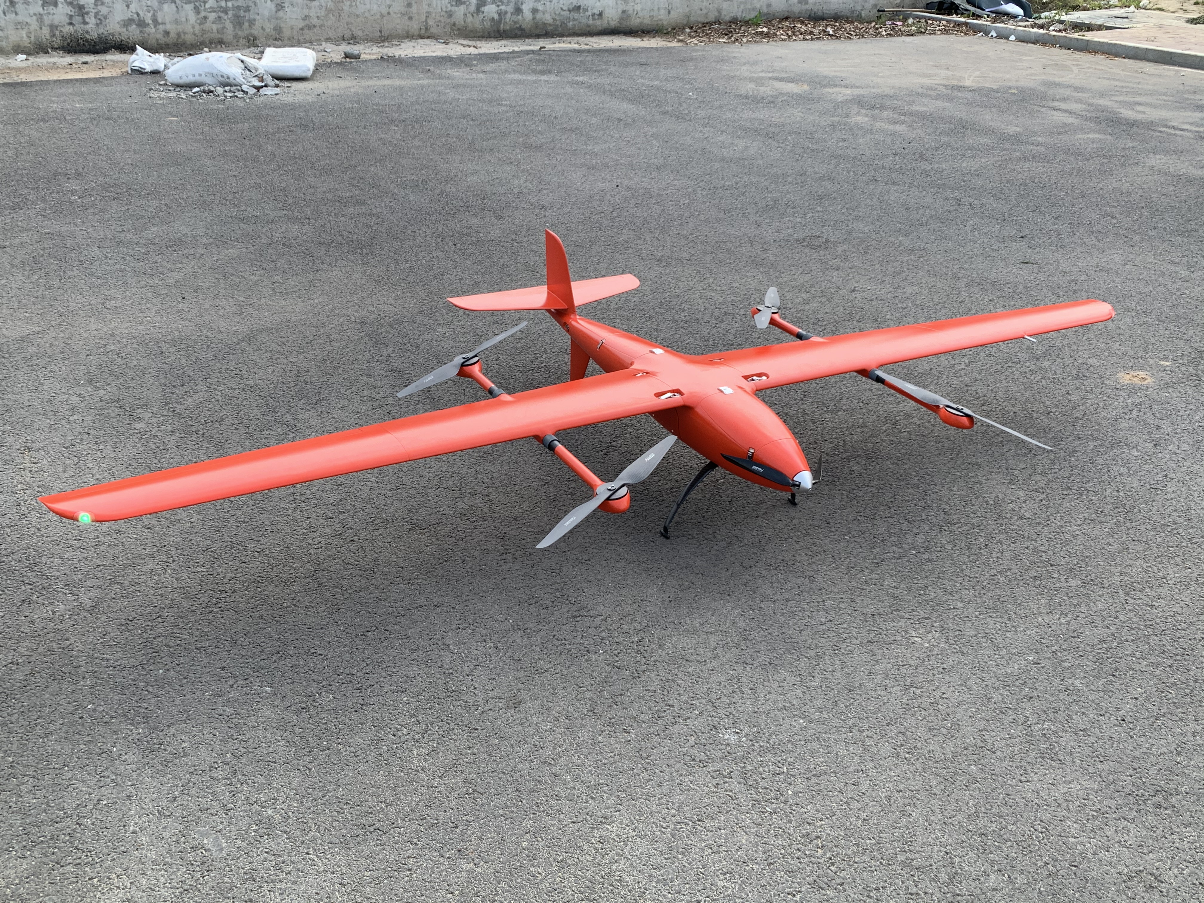 大飛機航攝(左)<a href='http://m.lineaseguros.com/typearticle/330-1.html' target='_blank' title='無(wú)人機航攝'><strong>無(wú)人機航攝</strong></a>(右)